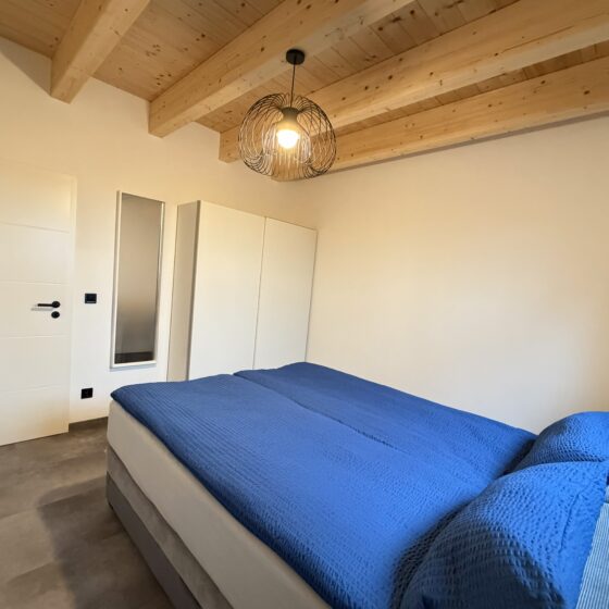 Schlafzimmer mit Schrank